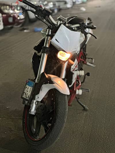 Benelli tnt150i