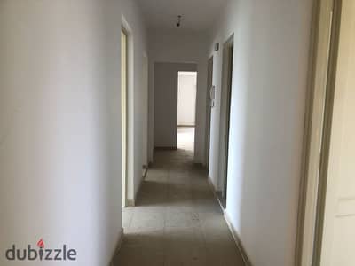 Opportunity for rent in Madinaty, ground floor apartment with garden for rent, 3 bedrooms and 3 bathrooms, distinguished location in the most upscale