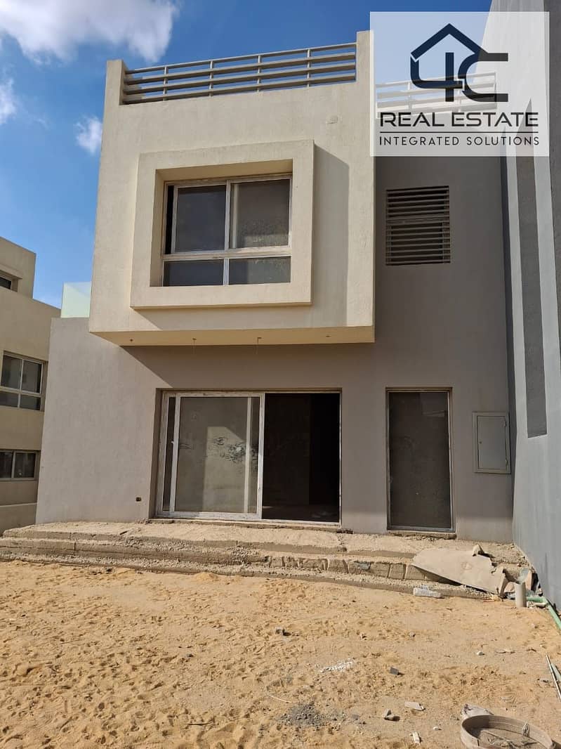 Opportunity to own villa town house corner ready to move in prime location 266 m with lowest price in market  in Hyde park compound 0