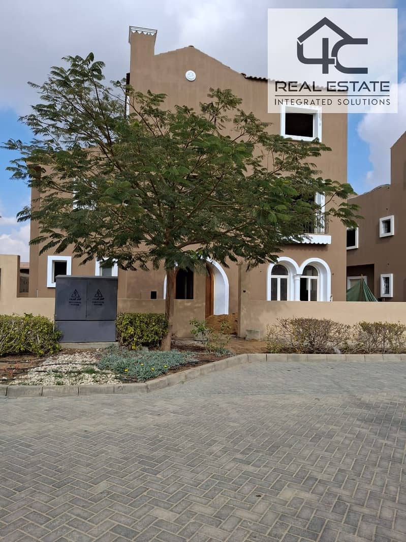 Villa Stand alone classic corner 525 m 6 bedrooms with down payment and installments in prime location for sale in Hyde Park 0