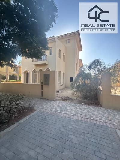 The lowest price Classic villa Standalone for sale 374m and a land area of 500m in best Location in Hyde Park Fifth Settlement