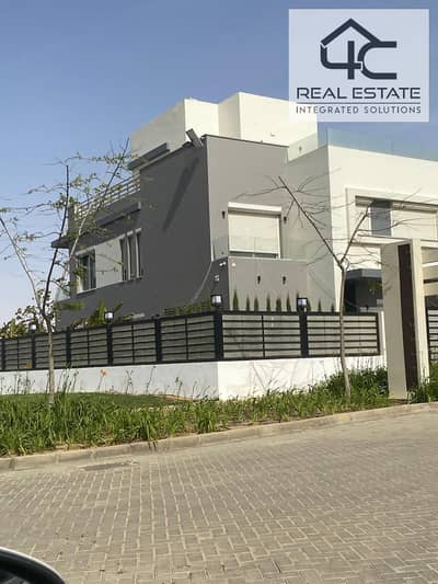 For sale with best down payment and installments classic villa twin house modern ready to move  in Hyde Park, Fifth Settlement