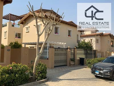 Villa Townhouse Middle Classic for sale 215  m , Hyde Park new cairo special  location   with installment under price market