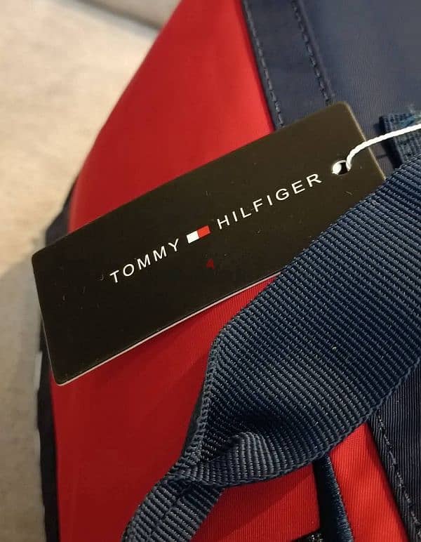 شنطه رياضيه Tommy Hilfiger مستورده 3