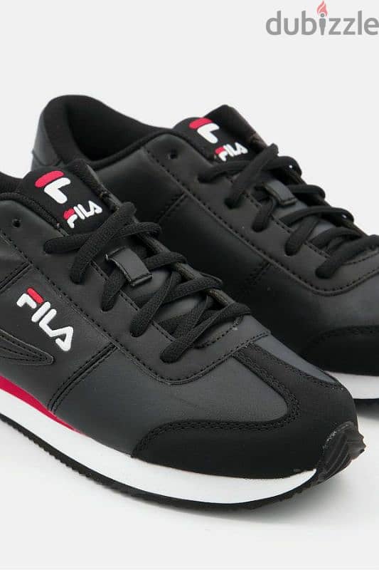 كوتشي fila  وارد الامارات مقاس 44.5 1