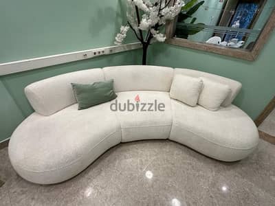 Curved 3 seat sofa - off white…كنبه ٣ مكان كيرڤ - ابيض