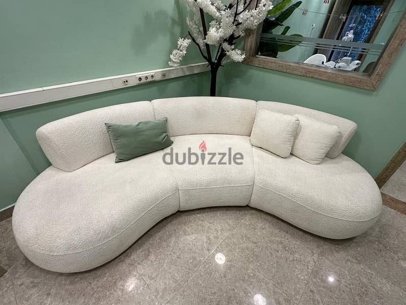 Curved 3 seat sofa - off white…كنبه ٣ مكان كيرڤ - ابيض 0