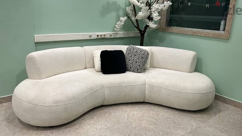 Curved 3 seat sofa - off white…كنبه ٣ مكان كيرڤ - ابيض 1