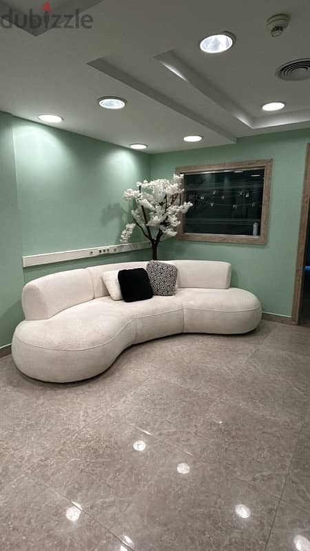 Curved 3 seat sofa - off white…كنبه ٣ مكان كيرڤ - ابيض 2