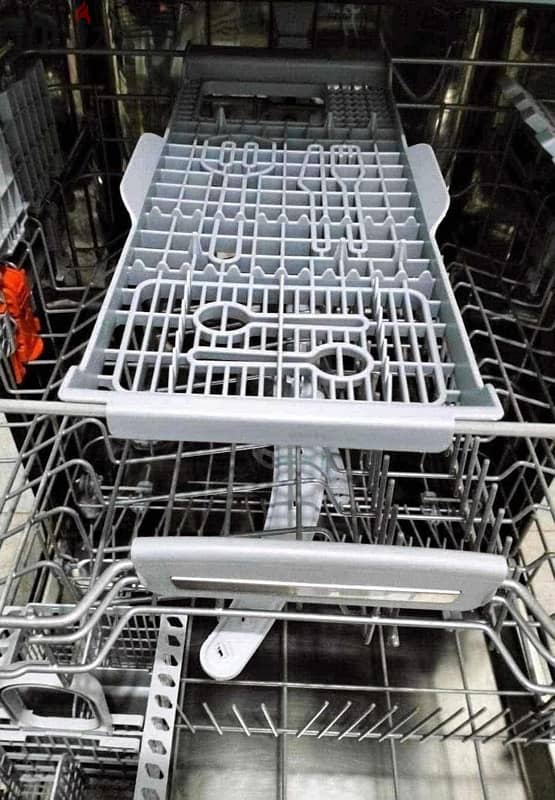 غسالة اطباق اريستون بحالة ممتازة Dishwasher ariston 2