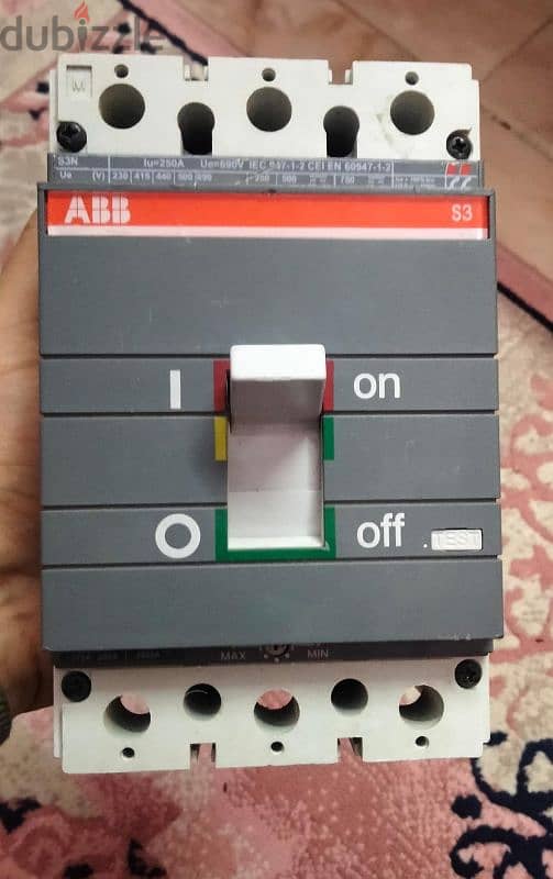 قواطع ABB بحالة ممتازة 2