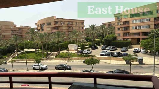 Apartment for sale in Al-Rehab City, fourth phase An area of 200 square meters with some special finishes The apartment is on the second floor of the elevator Kuna is not injured It consists of three rooms and houses Contact