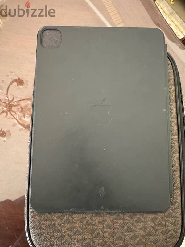 كفر Ipad 11” Pro اصلي من ابل و محفظة Michael Kors  اصلي 4