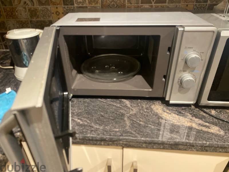 800W 25L microwave like new 1