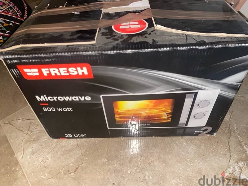 800W 25L microwave like new 2