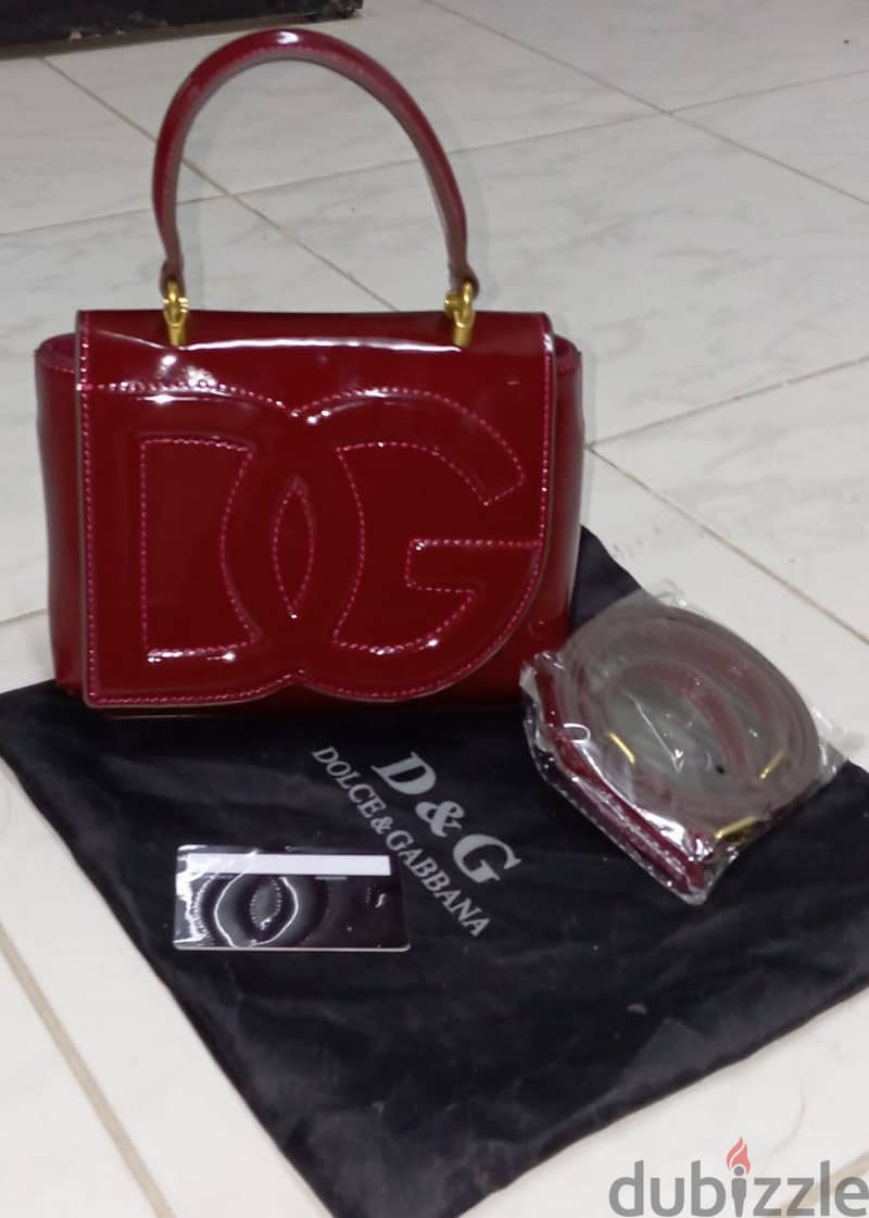 DG LOGO BAG WITH HANDLE حقيبة صغيرة بشعار DG ويد علوية جلد لامع 4