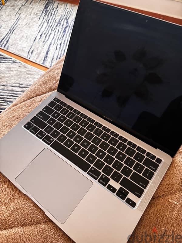 MacBook Air 13-inch M1 Chip with 8-Core CPU, 7-Core GPU 256GB Storage 2