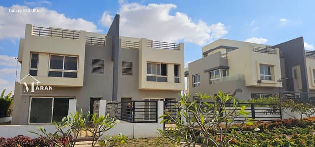 Twin house 280M For sale at hyde park ready to move prime location