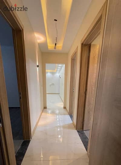 For rent, first use in Phase 2, Al-Hadaba, 170 sqm with an open view, corner unit, completely unspoiled. Second floor, north-facing.