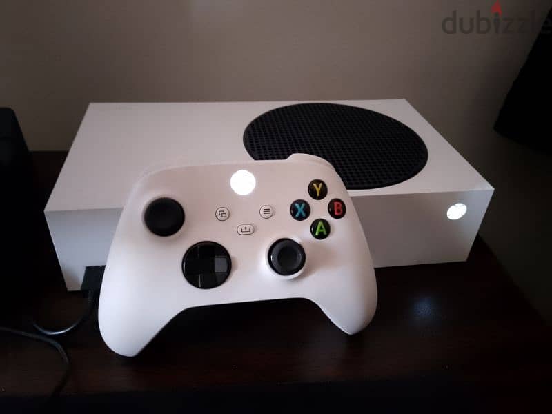 Xbox series s like a new معاه شاحن وبطاريتين 4