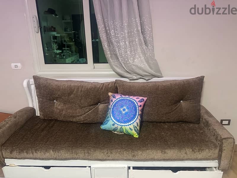 sofa with storage for a low priceبسعر مخفض  كنبة بادراج تخزين 2