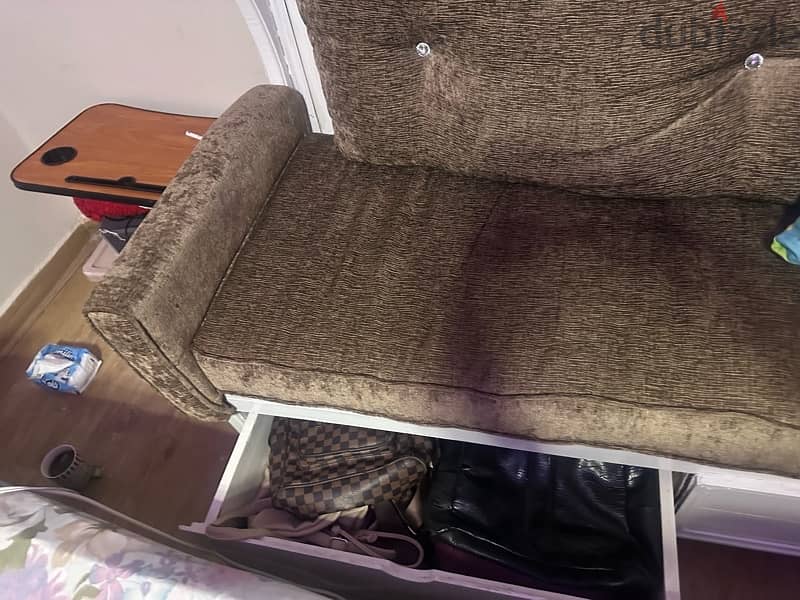 sofa with storage for a low priceبسعر مخفض  كنبة بادراج تخزين 3