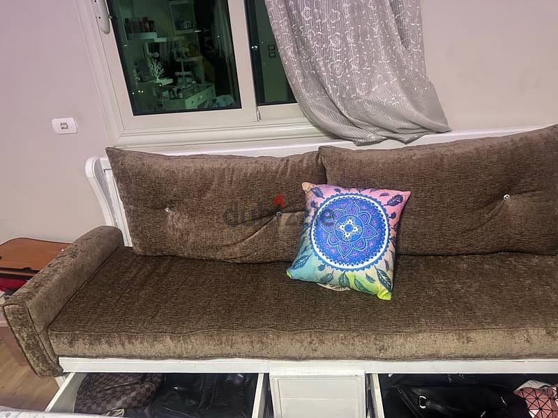 sofa with storage for a low priceبسعر مخفض  كنبة بادراج تخزين 5