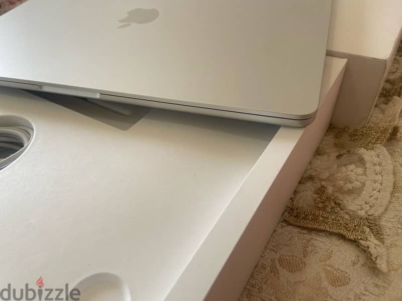 Macbook Air M2 15 Inch جديد تماما بدون ولا خدش بكل حاجته 1