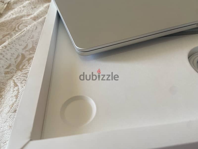 Macbook Air M2 15 Inch جديد تماما بدون ولا خدش بكل حاجته 2