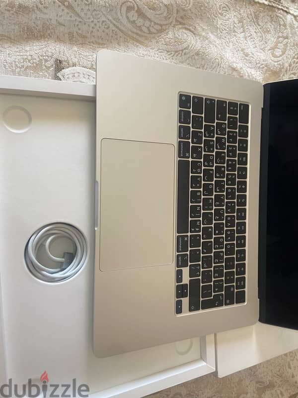 Macbook Air M2 15 Inch جديد تماما بدون ولا خدش بكل حاجته 7