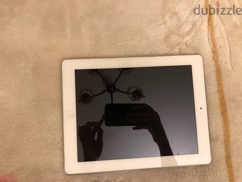 ipad 2 مستخدم قليلاً جداً. بدون اي خدوش  بالعلبة والشاحن 1