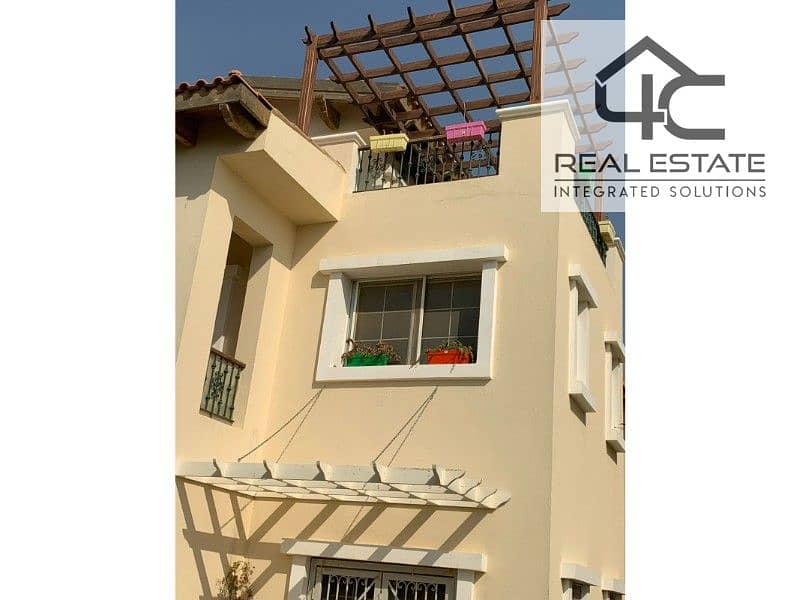 Villa Townhouse  sale 208 m ,Hyde Prak  new cairo ready to move   special  location with installment  under price market 0