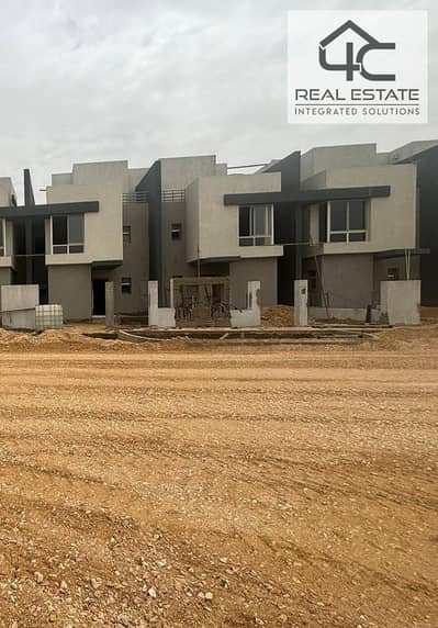 Ready to move Town House Modern Middle 225 m very prime location for Sale in Hyde Park with down payment and installments