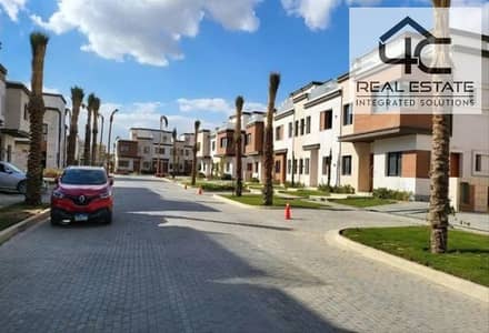 Villa town house corner resale 225m 4 bedrooms in prime location selling with down payment and installments in Azzar 2