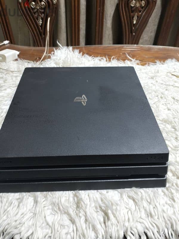 playstation 4 pro CUH 7218c 0