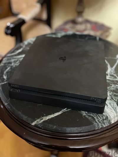 PlayStation 4 slim بحاله الزيرو