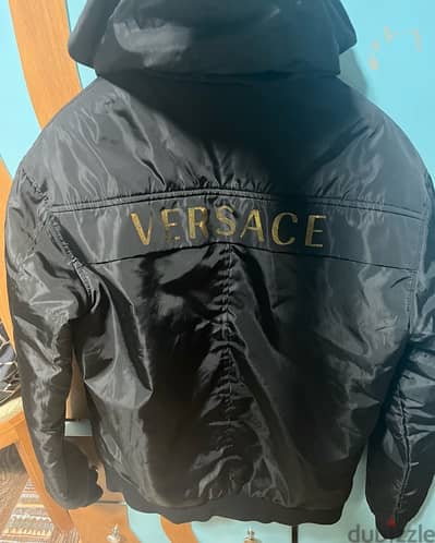 Versace jacket/ tomato brand (XL) قابل للتفاوض للمشتري الجاد