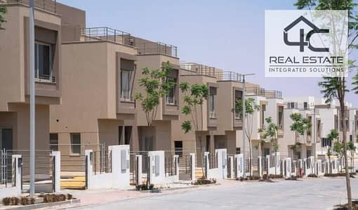 For sale villa town house 4 bedrooms ready to move with best down payment and installments in compound palm hills new cairo fifth settlement