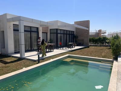 فيلا للبيع تشطيب كامل مع التكيفات تقسيط علي 10 سنين مع private pool في الشيخ زايد دقائق من مطار اسفنكس علي محور الضبعة مباشرة