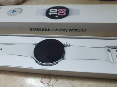 smart watch 5 with chargher , used 5 days , like new