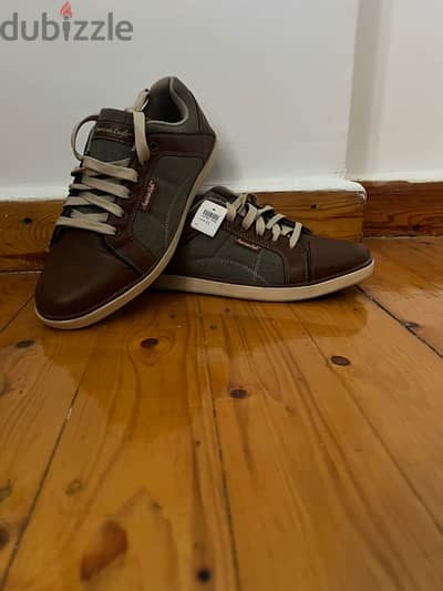 American eagle shows size 44.5