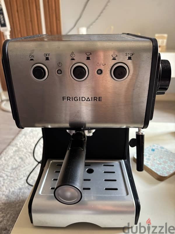 coffe machine never used FRIGIDAIRE 1