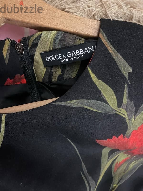 Limited Edition round neck dolce and Gabbana dress 4