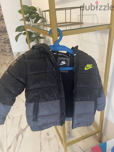 Nike Jacket size 4 - ٣ و ٤ سنوات