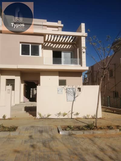 For sale, a twin house villa, received from the owner with a 10% down payment and installments for 8 years, Tawny Hyde Park Compound, next to Golf Ext