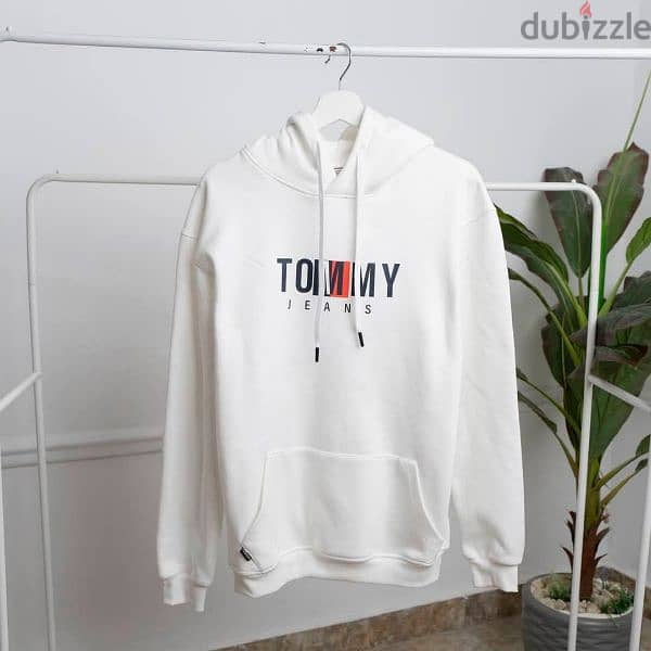 " سويت شيرت Tommy Jeans الأصلي بسعر خرافي! الحق العرض قبل ما يخلص! " 1