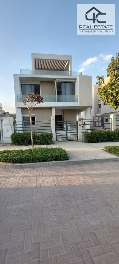 Villa town house 246 m semi finished ready to move with lowest total price from the owner 3 bedrooms for sale in Fifth Square Compound