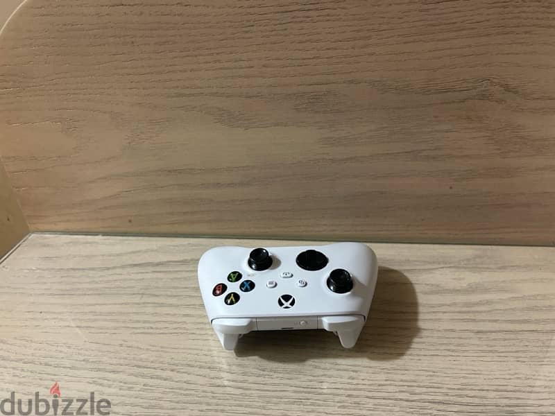 xbox series s with its white controller and an blue controller 3