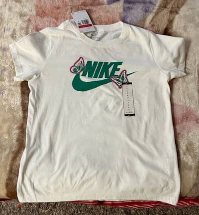 Nike Kids Graphic Tishirt Size L