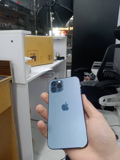 iPhone 12 pro حاله ممتازه مش عليه ضرايب